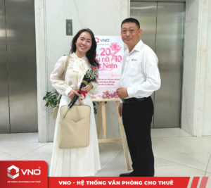 VNO tri ân khách hàng ngày 20/10 bằng hoạt động trao tặng hoa tại hệ thống văn phòng cho thuê.
