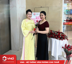 VNO tri ân khách hàng ngày 20/10 bằng hoạt động trao tặng hoa tại hệ thống văn phòng cho thuê.